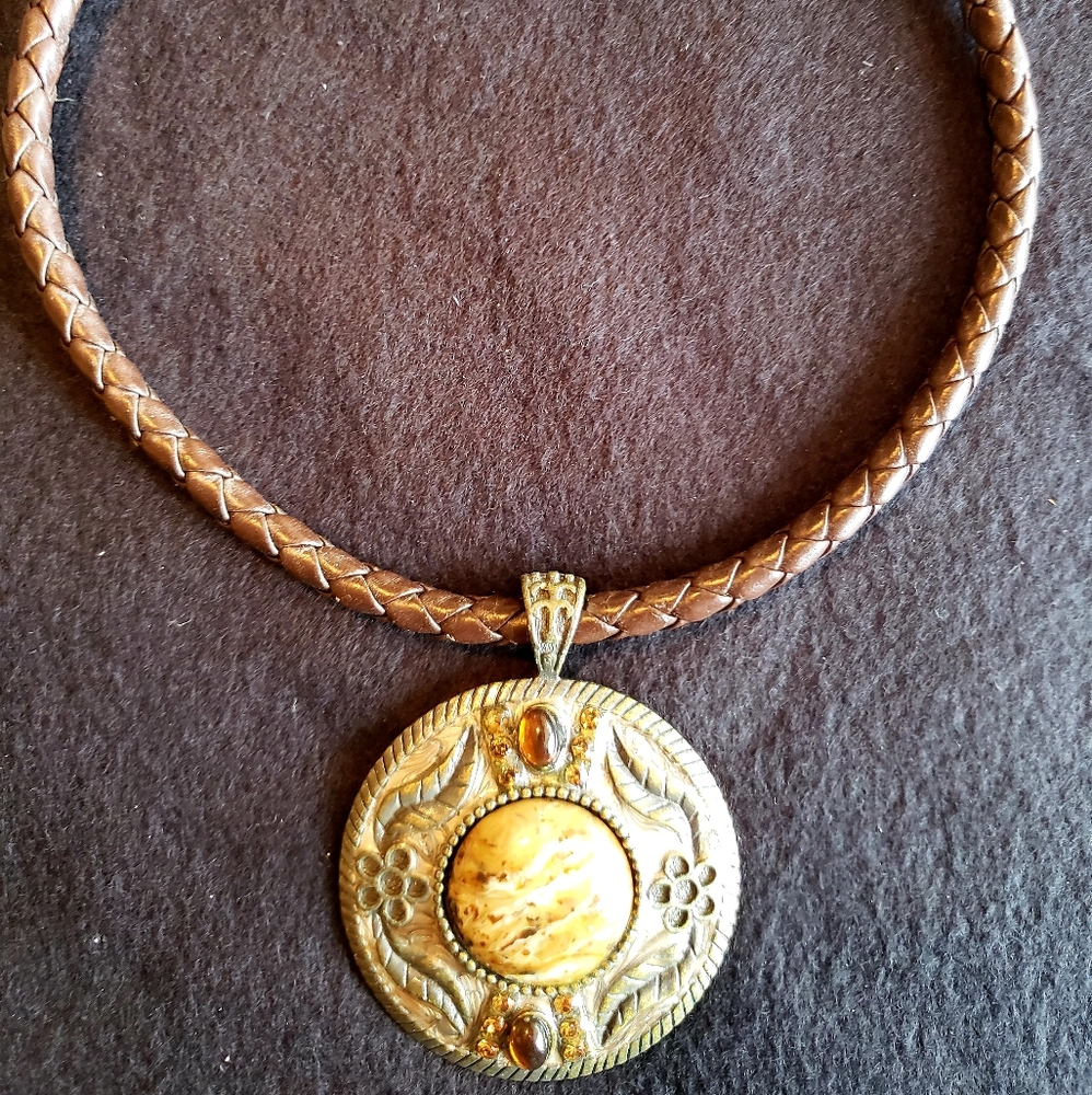 Necklace..worn twice..no wear seen. Show stopping